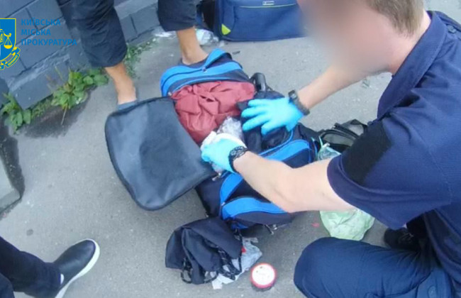 Ограбили дом и обокрали на остановке мужчину с инвалидностью: в Киеве судили двух рецидивистов