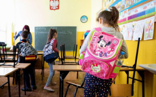 У Польщі українських дітей-біженців зобов'яжуть піти до місцевих шкіл