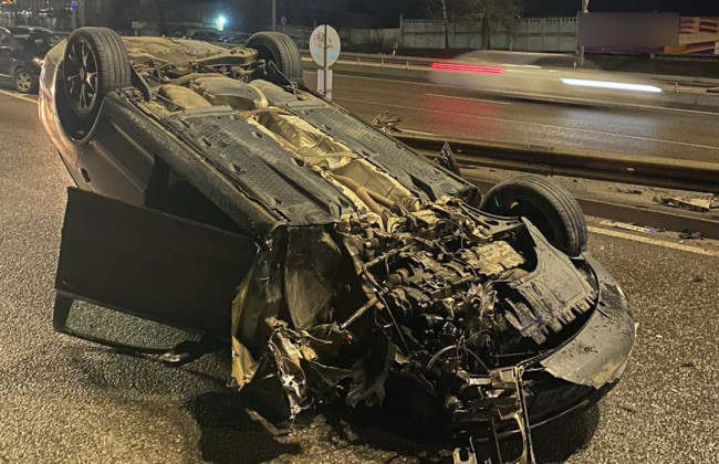 Авто перевернулось, водитель выжил: полиция сообщила о двух опасных ДТП в Киеве