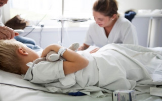 В Киеве госпитализировали двоих детей, съевших гуманитарный шоколад, содержавший каннабис