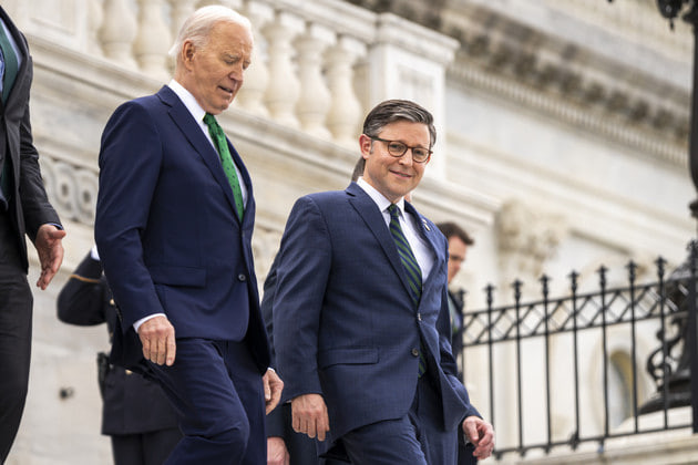 У Байдена ведут непубличные переговоры со спикером Джонсоном для помощи Украине на $60 млрд