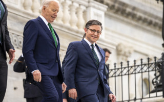 У Байдена ведуть непублічні переговори зі спікером Джонсоном для допомоги Україні на $60 млрд