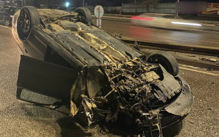 Авто перевернулось, водитель выжил: полиция сообщила о двух опасных ДТП в Киеве