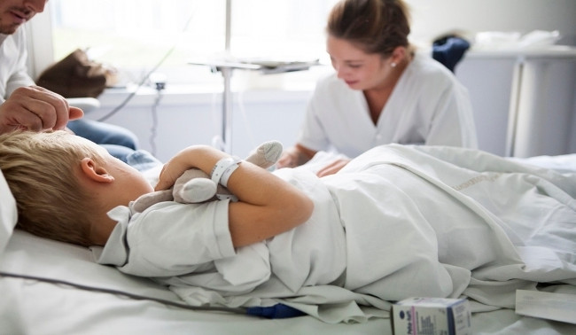 В Киеве госпитализировали двоих детей, съевших гуманитарный шоколад, содержавший каннабис