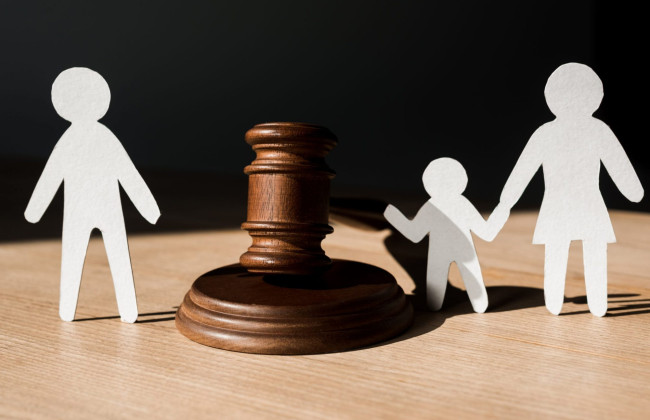 При разрешении спора об определении места жительства ребенка суд вправе рассмотреть вопрос поочередного проживания ребенка у каждого родителя – Верховный Суд