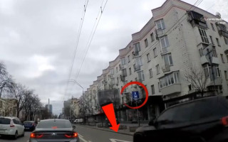 У Києві BMW «пролетів» по смузі громадського транспорту: як його покарали, відео