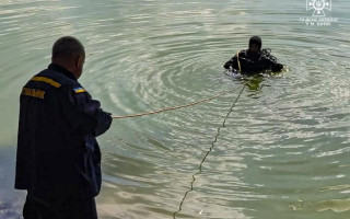 В Киеве на озере спасатели обнаружили тело человека