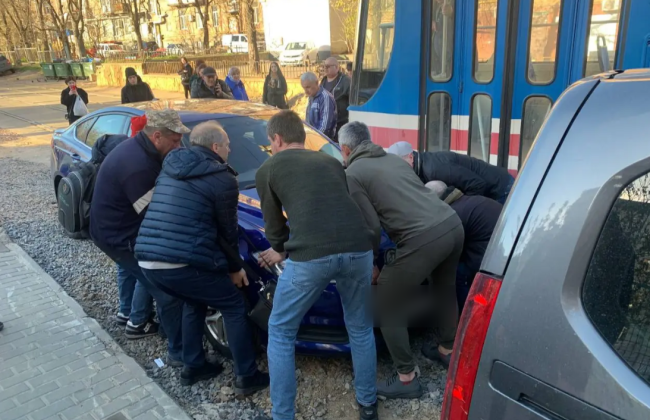В Киеве мужчины собственноручно оттащили автомобиль, парализовавший движение трамваев