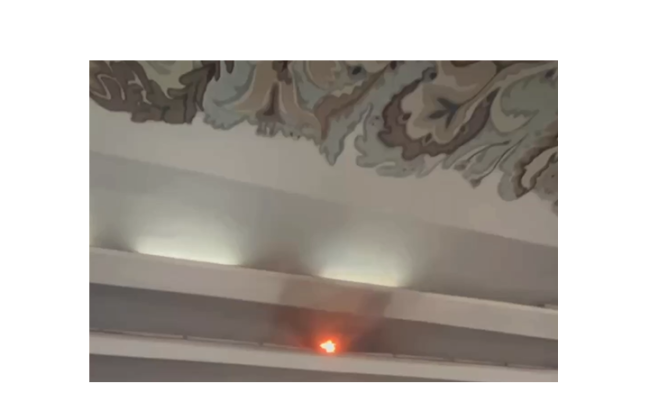 В Киеве на станции метро «Минская» вспыхнул светильник на платформе