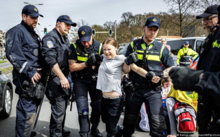 У Гаазі на акції протесту затримали Грету Тунберг, фото та відео