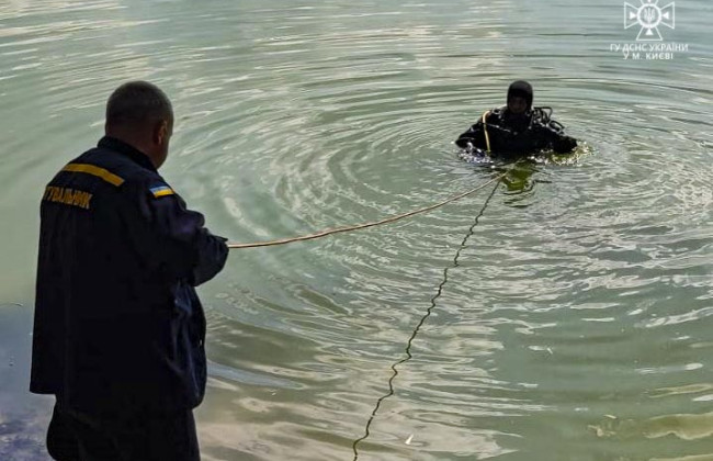 В Киеве на озере спасатели обнаружили тело человека