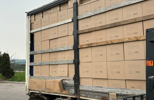 Таможенники «накрыли» бизнес-план поляка: на границе остановили грузовик с сырьем для изготовления сигарет