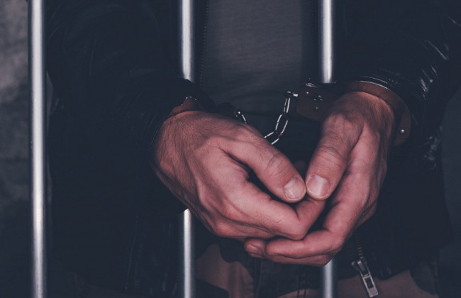 Изнасилование малолетней падчерицы: на Житомирщине отчиму сообщили о подозрении