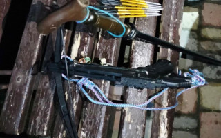 Под Киевом задержали мужчину с арбалетом, который атаковал магазин