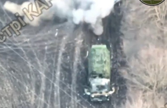 Нацгвардейцы попали из дрона по автомобилю с российскими офицерами, видео