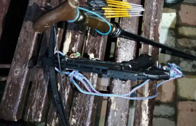 Под Киевом задержали мужчину с арбалетом, который атаковал магазин