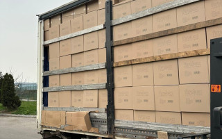 Митники «накрили» бізнес-план поляка: на кордоні зупинили вантажівку з сировиною для виготовлення сигарет
