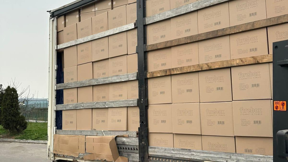 Таможенники «накрыли» бизнес-план поляка: на границе остановили грузовик с сырьем для изготовления сигарет