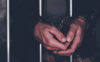 Изнасилование малолетней падчерицы: на Житомирщине отчиму сообщили о подозрении