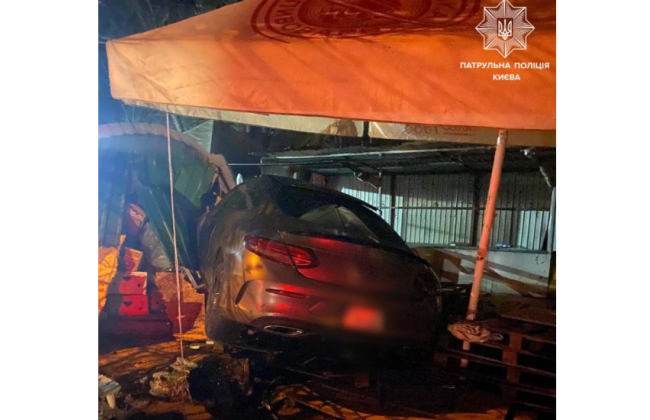 В Киеве водитель автомобиля Mercedes хотел избежать общения с патрульными и влетел в киоск