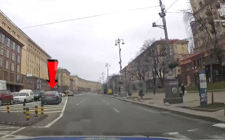 У Києві покарали «героя паркування» на Tesla, відео