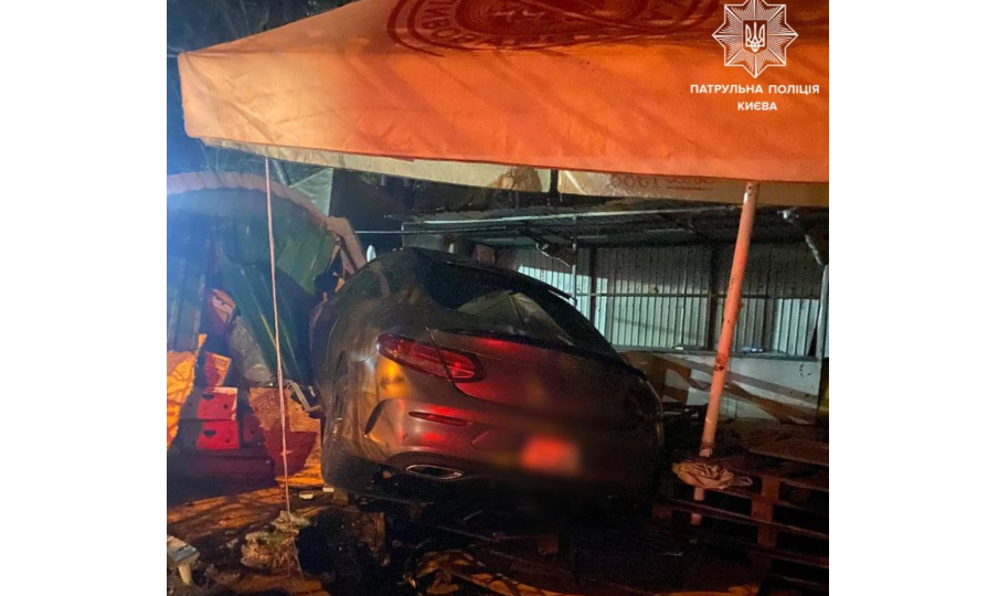 В Киеве водитель автомобиля Mercedes хотел избежать общения с патрульными и влетел в киоск