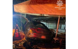 В Киеве водитель автомобиля Mercedes хотел избежать общения с патрульными и влетел в киоск