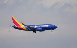 У США в літака Boeing під час польоту відпав капот двигуна, відео