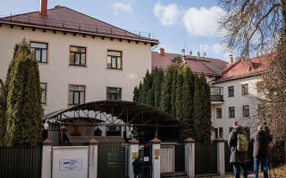 В Вильнюсе дважды забросали коктейлем Молотова здание посольства рф