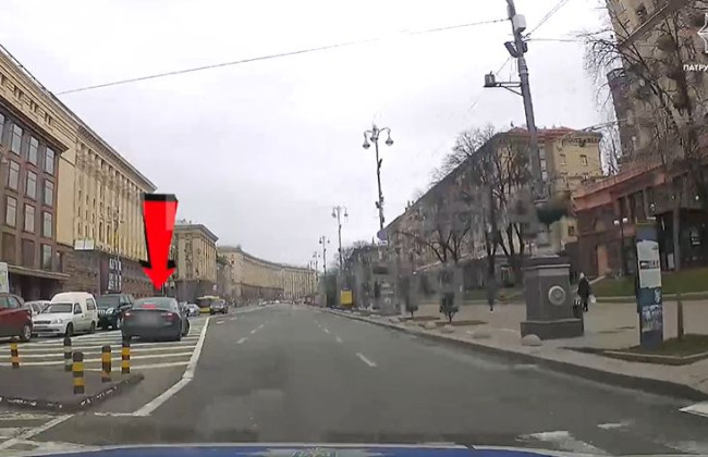 В Киеве наказали «героя парковки» на Tesla, видео