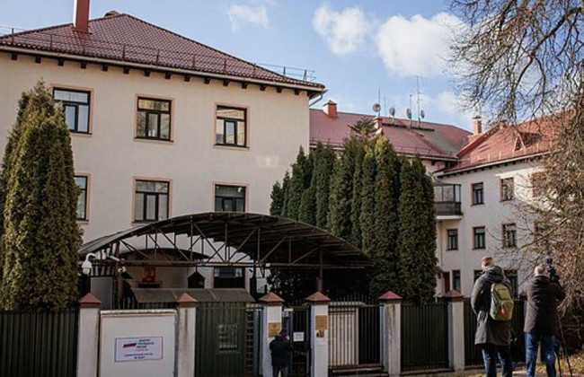 В Вильнюсе дважды забросали коктейлем Молотова здание посольства рф