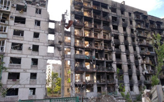 Окупанти розносять платіжки по зруйнованих будинках Маріуполя, — міськрада, фото