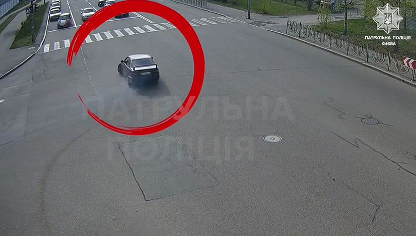 В Киеве наказали водителя, который подрифтовал и совершил ДТП: видео