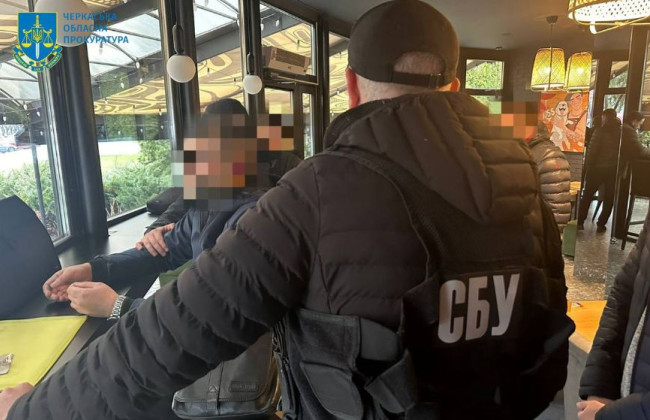 В Черкасской области руководитель благотворительного фонда помогал уклонистам выехать за границу