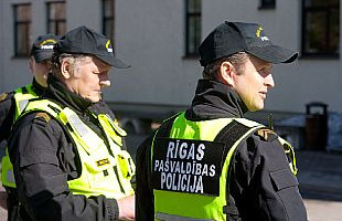 У Ризі чоловік зірвав прапор України: поліція розпочала кримінальне розслідування