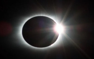 Як виглядало сонячне затемнення: яскраві відео