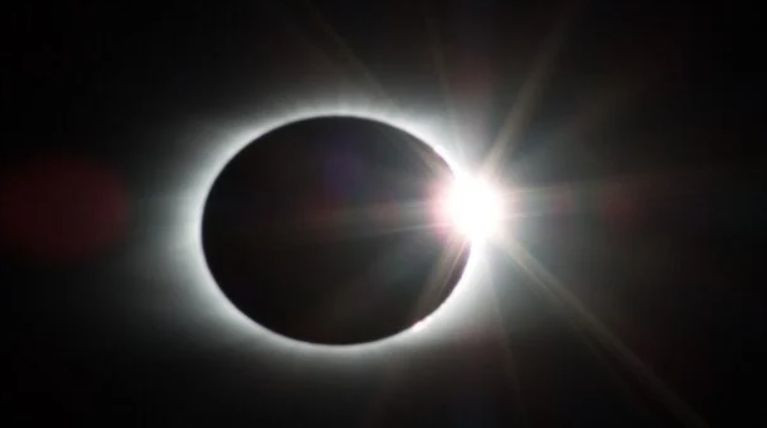 Як виглядало сонячне затемнення: яскраві відео