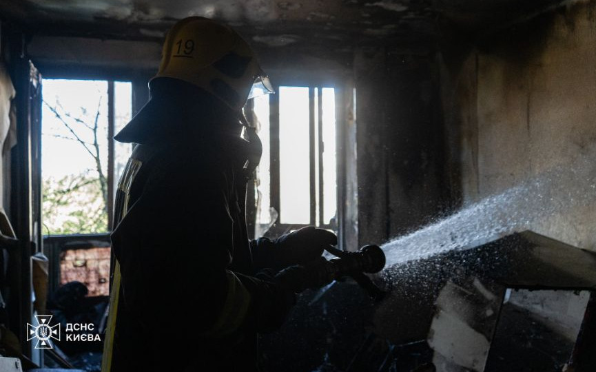 У Києві спалахнула квартира у багатоповерхівці, фото