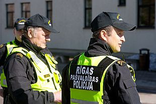 В Риге мужчина сорвал флаг Украины: полиция начала уголовное расследование