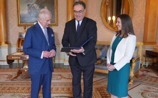 Королю Британії Чарльзу III вручили перші банкноти з його зображенням: як виглядають купюри, фото