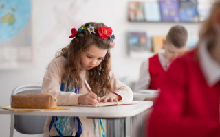 В Кабмине рассматривают введение электронного реестра украинских школьников за границей