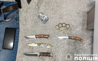 В Киеве 16-летний парень с ножом напал на девушку и тяжело ее ранил