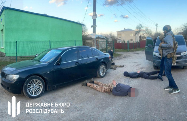 Во Львовской области злоумышленники, среди которых военный, правоохранитель и сын судьи разработали схему наживы на желающих выехать за границу, — ГБР