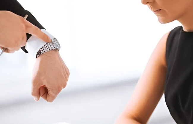 Работодатель требует давать объяснения по поводу опоздания на работу: является ли это мобингом