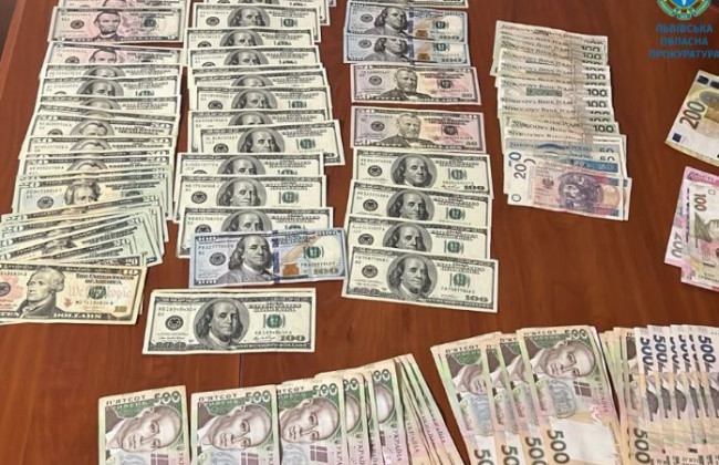 Занижала таможенную стоимость автозапчастей: на взятке погорела сотрудница Львовской таможни