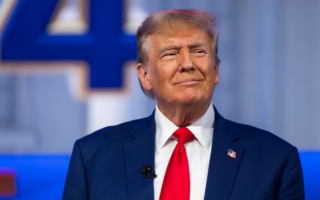 Дональд Трамп вважає «недоцільним» відвідувати Україну допоки він лише кандидат у президенти, — ЗМІ