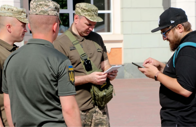 Мужчины от 18 до 60 лет должны носить с собой военный билет, действительность которого будут проверяться через электронный Реестр