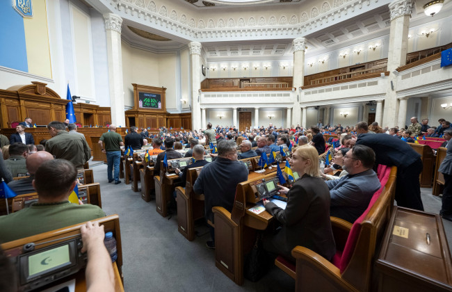 Верховная Рада предложила Кабмину повысить зарплату военным «на нуле»