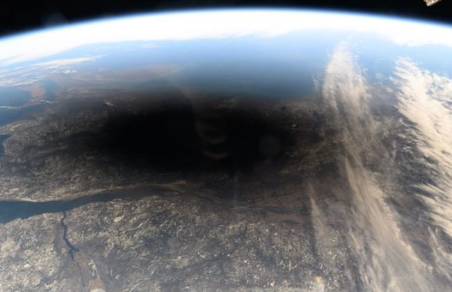 Опубликованы невероятные кадры солнечного затмения 8 апреля, снятые спутниками из космоса.