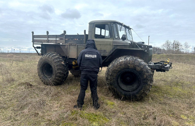 Адвокат нелегальных копателей янтаря, у которых изъяли вездеход, мотопомпы и камни, просил отменить арест на их имущество: что решил суд